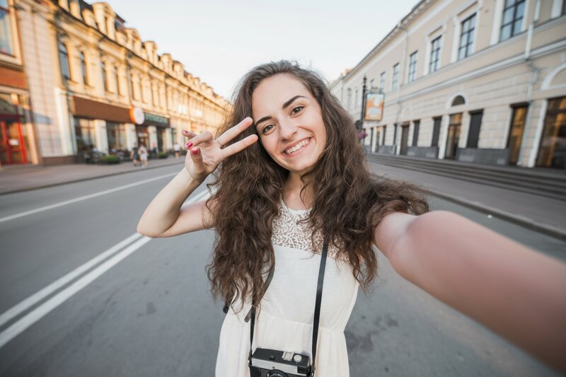 Selfie after removing background people with AI