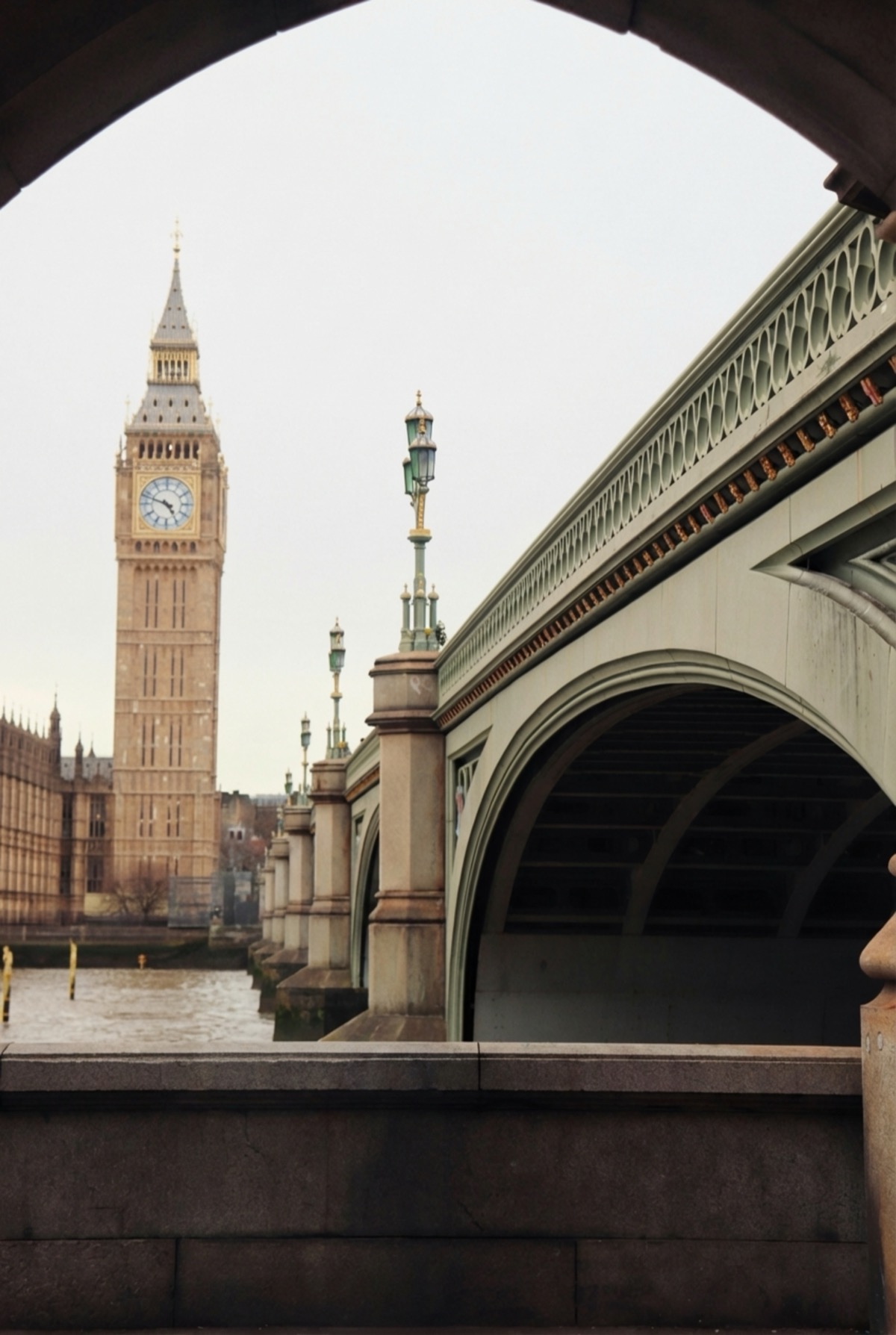 Big Ben and Westminster Bridge empty - after AI removed people