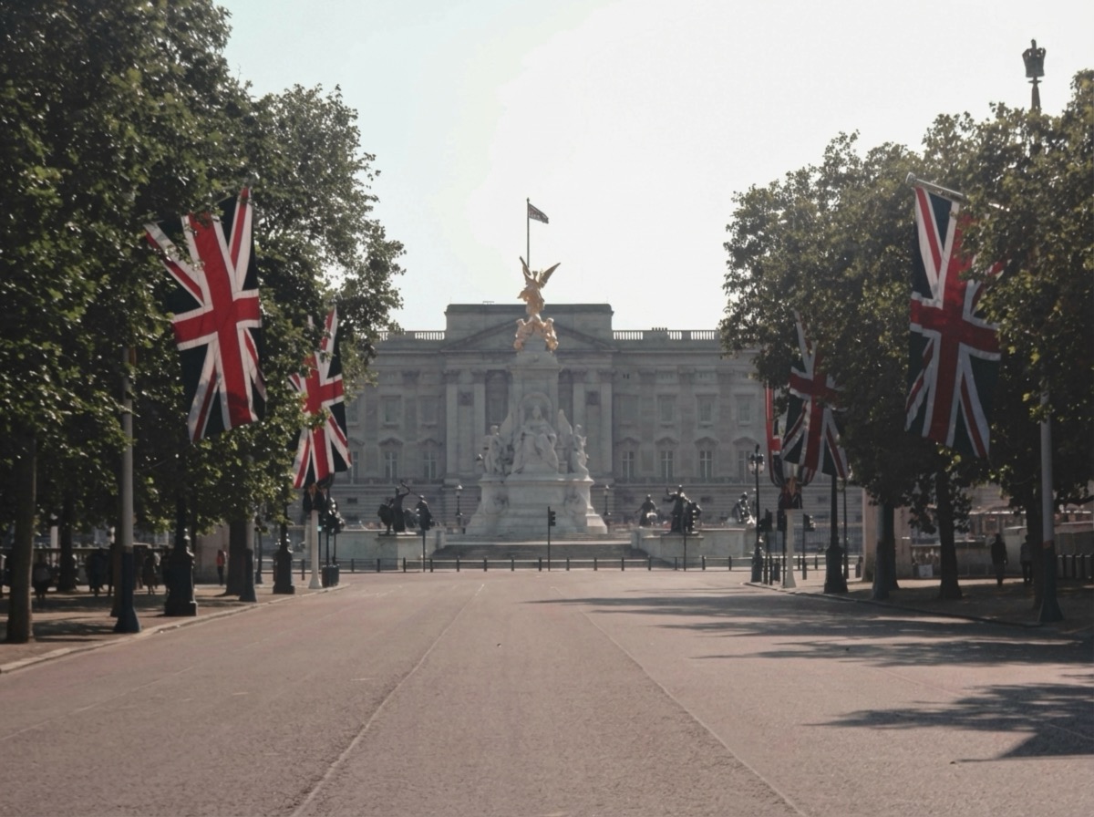 The Mall and Buckingham Palace completely empty - after AI removed all tourists