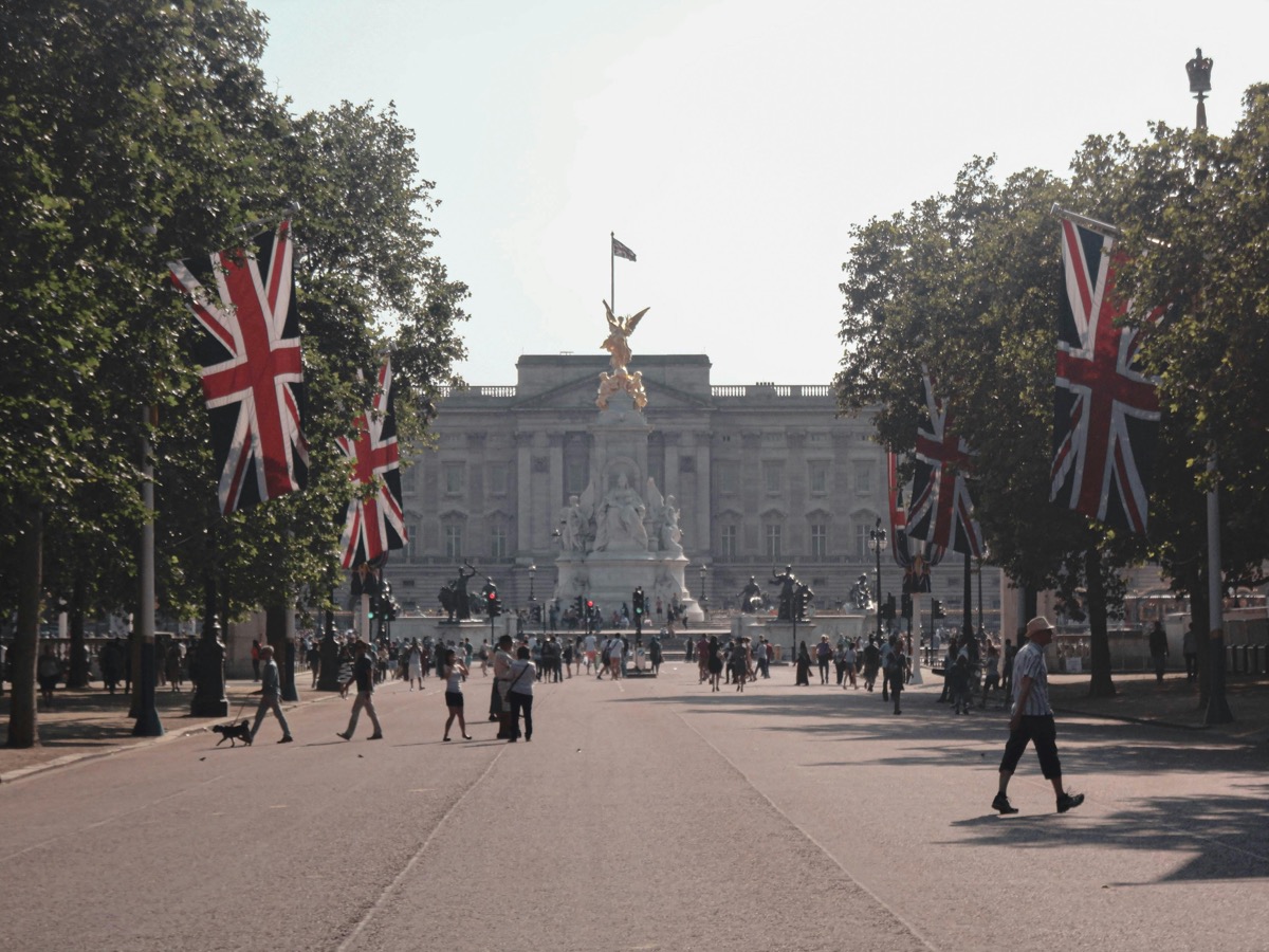 The Mall and Buckingham Palace with tourists and pedestrians - before AI removal